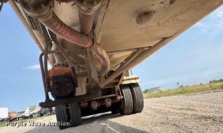 image for item DY0326 1979 Heil water tank trailer