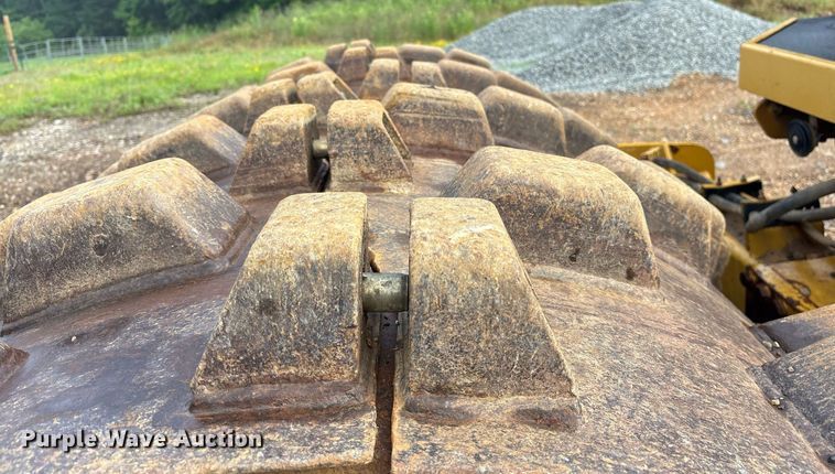 image for item DY0669 2007 Caterpillar CS563E single drum vibratory roller