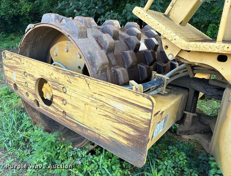 image for item DY0672 2001 Caterpillar CS433C single drum vibratory roller