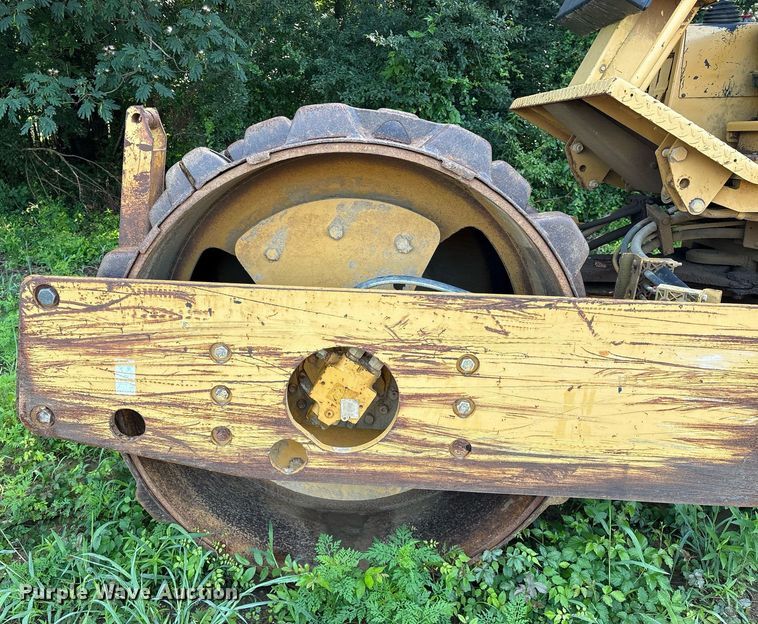 image for item DY0672 2001 Caterpillar CS433C single drum vibratory roller