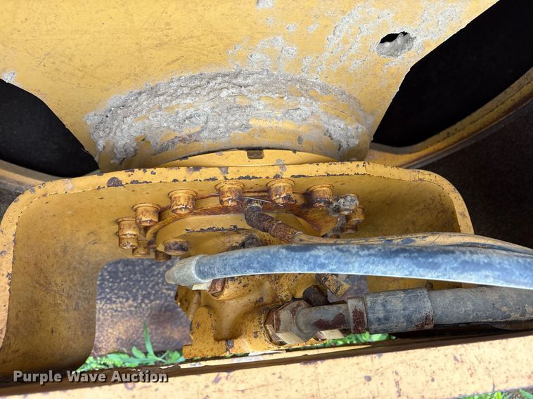 image for item DY0672 2001 Caterpillar CS433C single drum vibratory roller