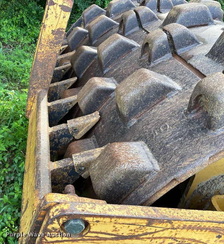 image for item DY0672 2001 Caterpillar CS433C single drum vibratory roller