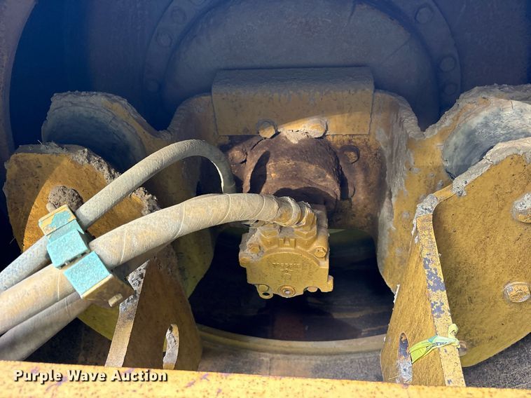 image for item DY0672 2001 Caterpillar CS433C single drum vibratory roller