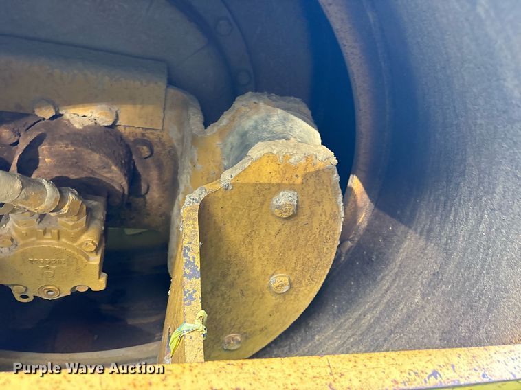 image for item DY0672 2001 Caterpillar CS433C single drum vibratory roller