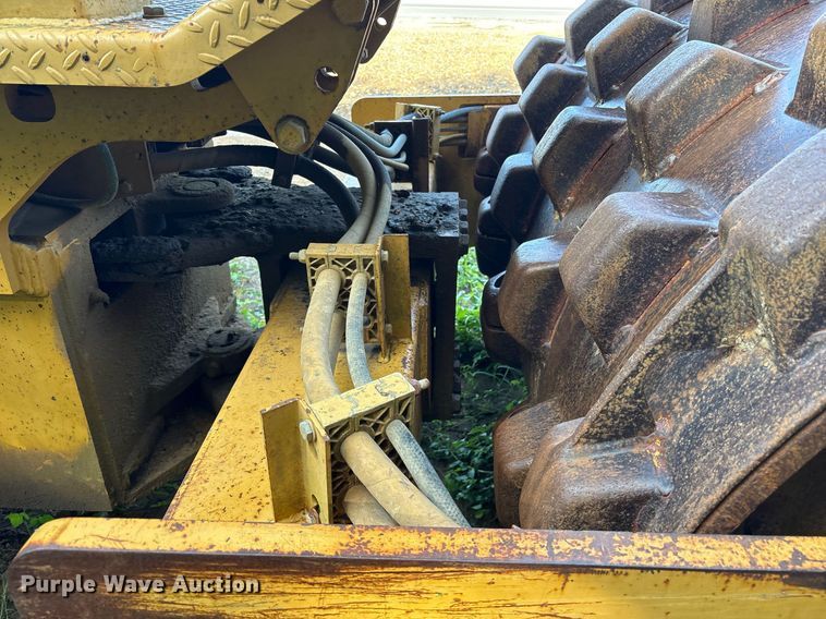 image for item DY0672 2001 Caterpillar CS433C single drum vibratory roller