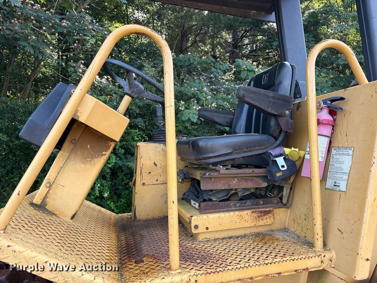 image for item DY0672 2001 Caterpillar CS433C single drum vibratory roller