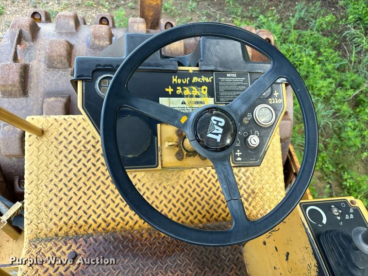 image for item DY0672 2001 Caterpillar CS433C single drum vibratory roller
