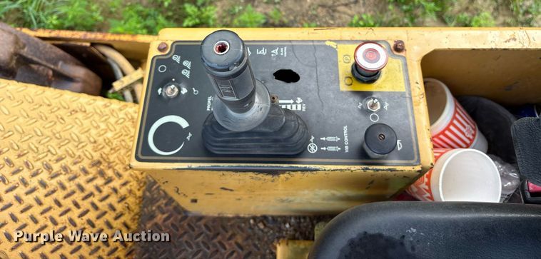 image for item DY0672 2001 Caterpillar CS433C single drum vibratory roller