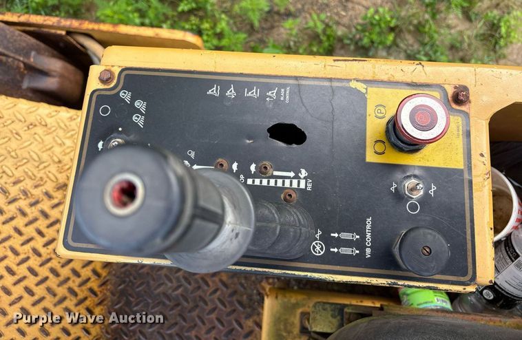 image for item DY0672 2001 Caterpillar CS433C single drum vibratory roller