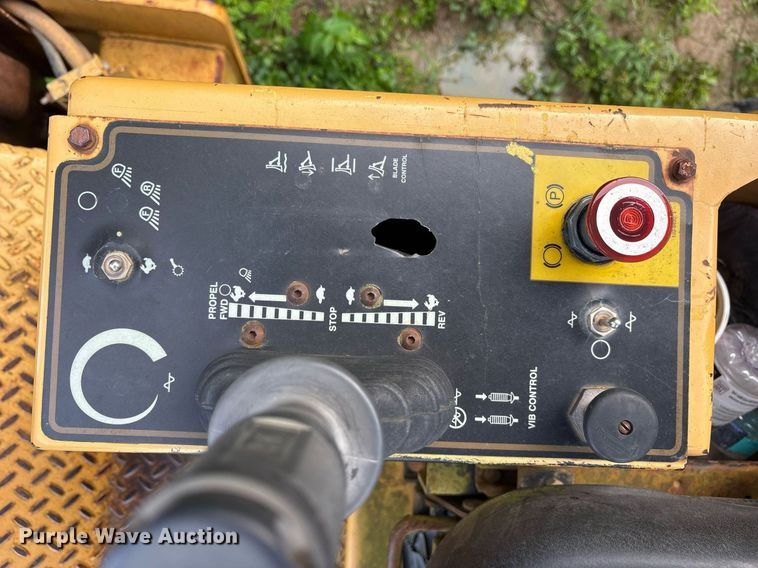 image for item DY0672 2001 Caterpillar CS433C single drum vibratory roller