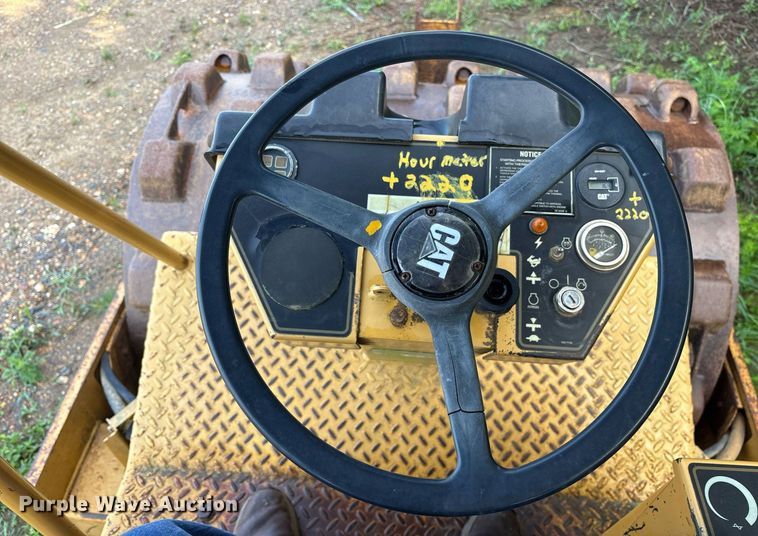 image for item DY0672 2001 Caterpillar CS433C single drum vibratory roller