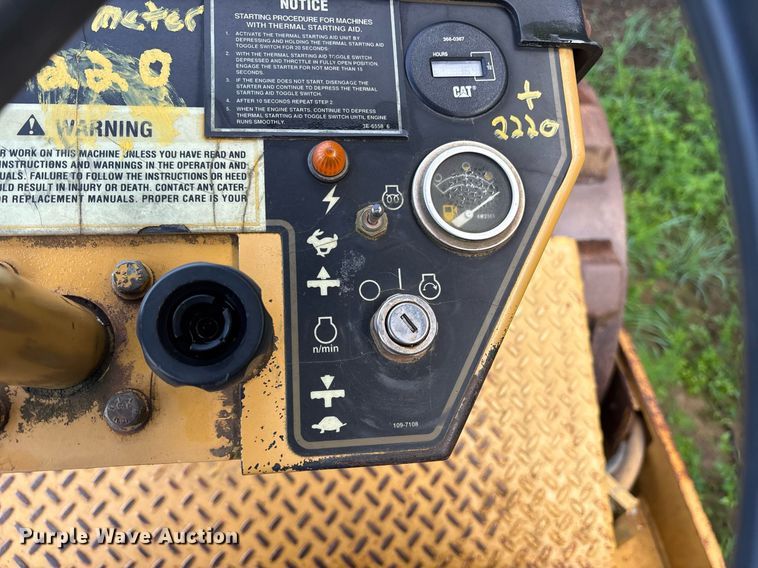 image for item DY0672 2001 Caterpillar CS433C single drum vibratory roller