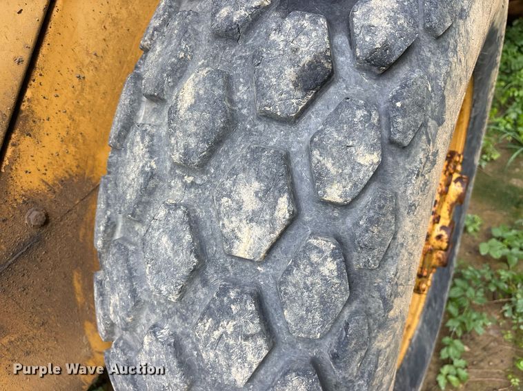 image for item DY0672 2001 Caterpillar CS433C single drum vibratory roller