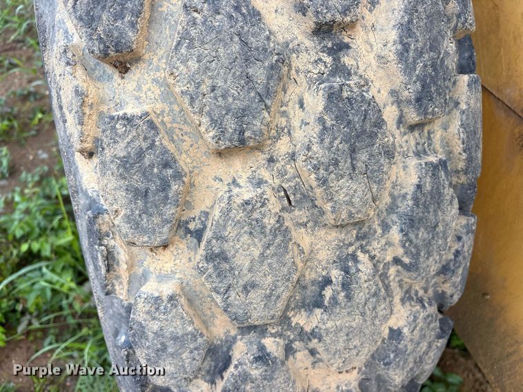 image for item DY0672 2001 Caterpillar CS433C single drum vibratory roller