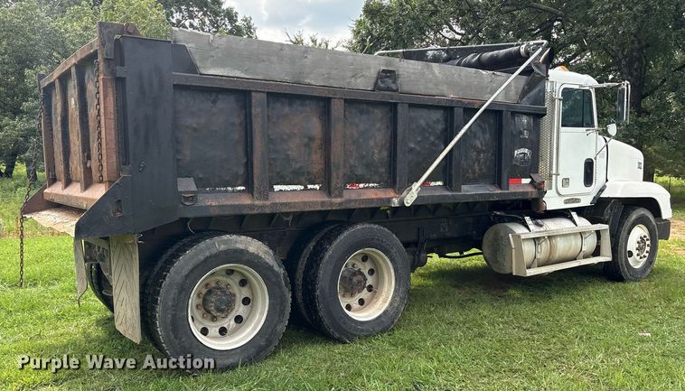 image for item DY0749 1995 Freightliner FLD 120 dump truck