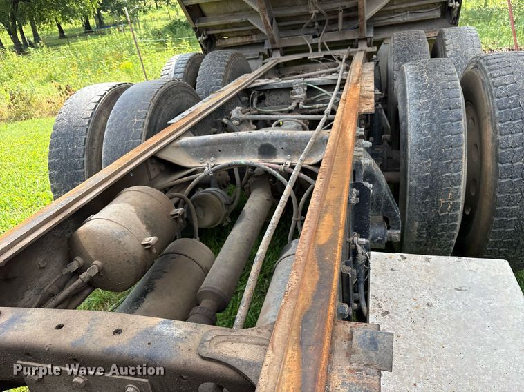 image for item DY0749 1995 Freightliner FLD 120 dump truck