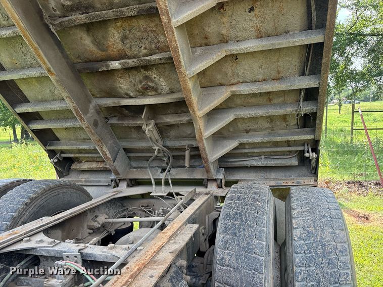 image for item DY0749 1995 Freightliner FLD 120 dump truck