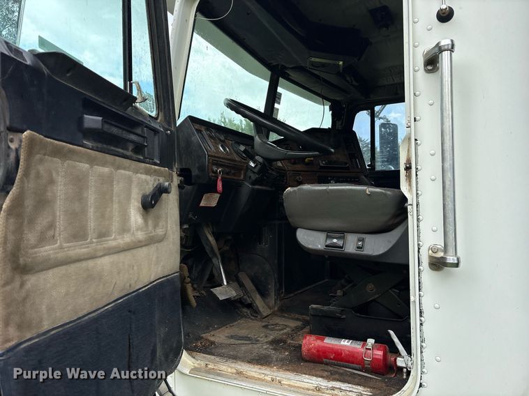 image for item DY0749 1995 Freightliner FLD 120 dump truck