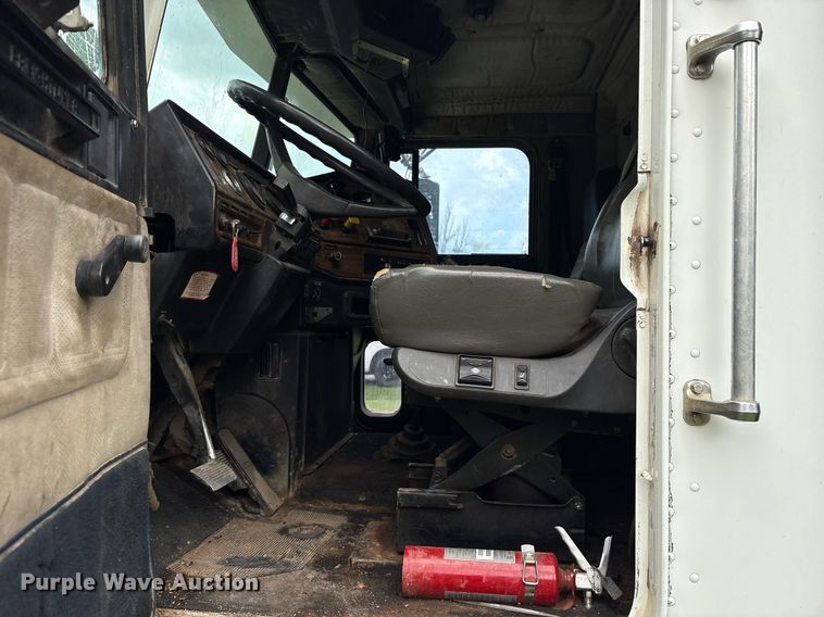 image for item DY0749 1995 Freightliner FLD 120 dump truck