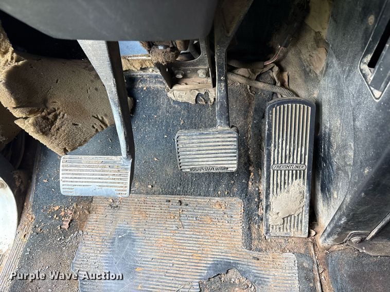 image for item DY0749 1995 Freightliner FLD 120 dump truck