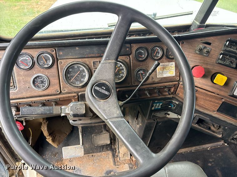 image for item DY0749 1995 Freightliner FLD 120 dump truck