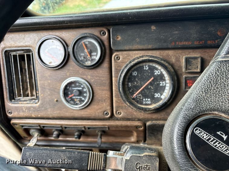 image for item DY0749 1995 Freightliner FLD 120 dump truck