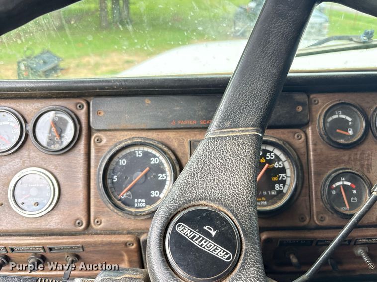 image for item DY0749 1995 Freightliner FLD 120 dump truck