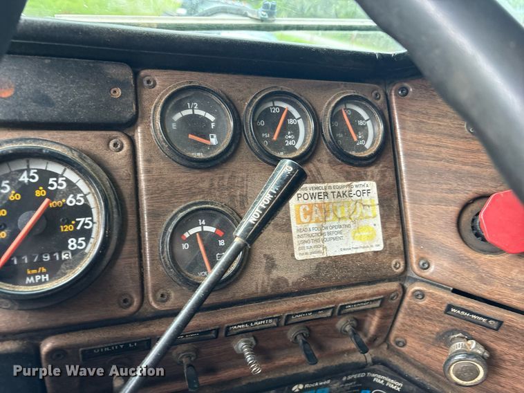 image for item DY0749 1995 Freightliner FLD 120 dump truck