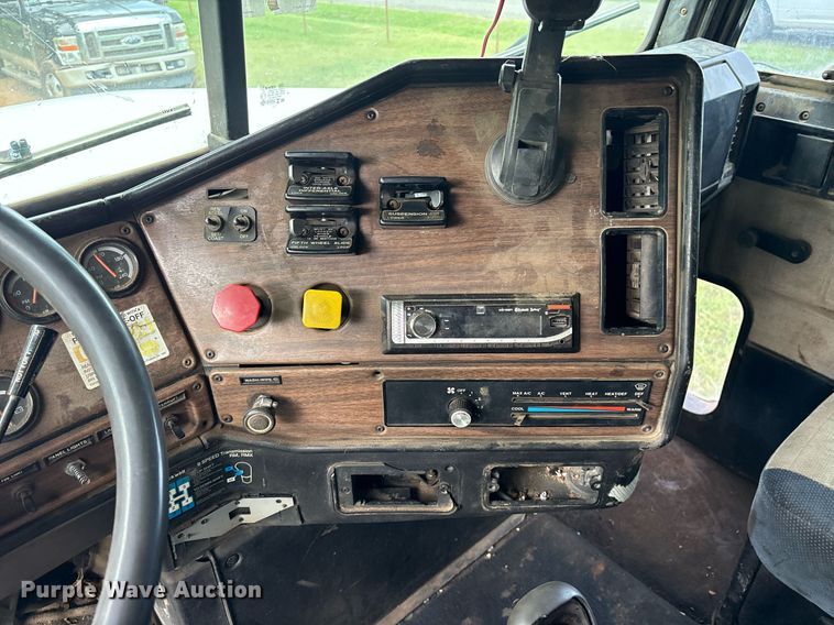 image for item DY0749 1995 Freightliner FLD 120 dump truck