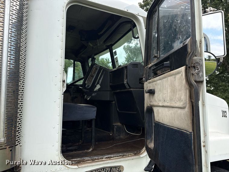 image for item DY0749 1995 Freightliner FLD 120 dump truck