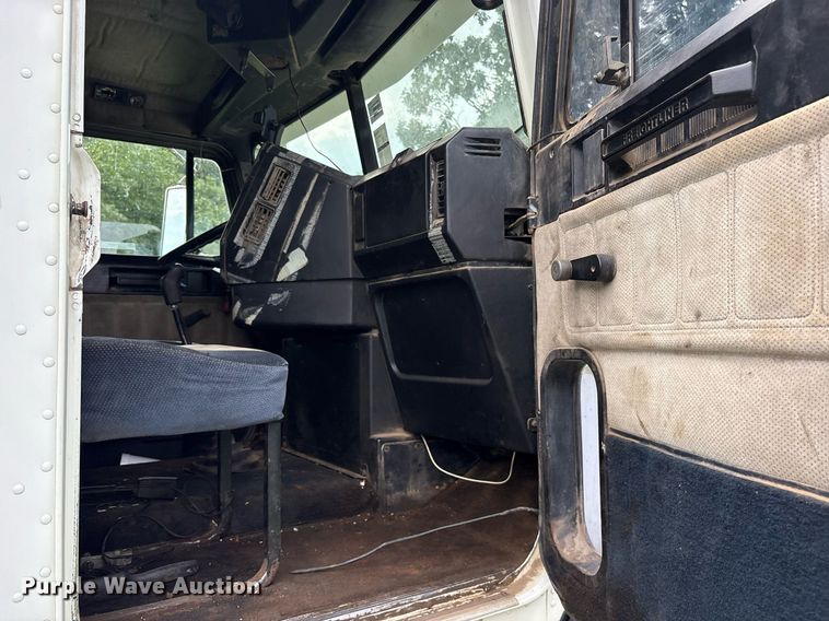 image for item DY0749 1995 Freightliner FLD 120 dump truck