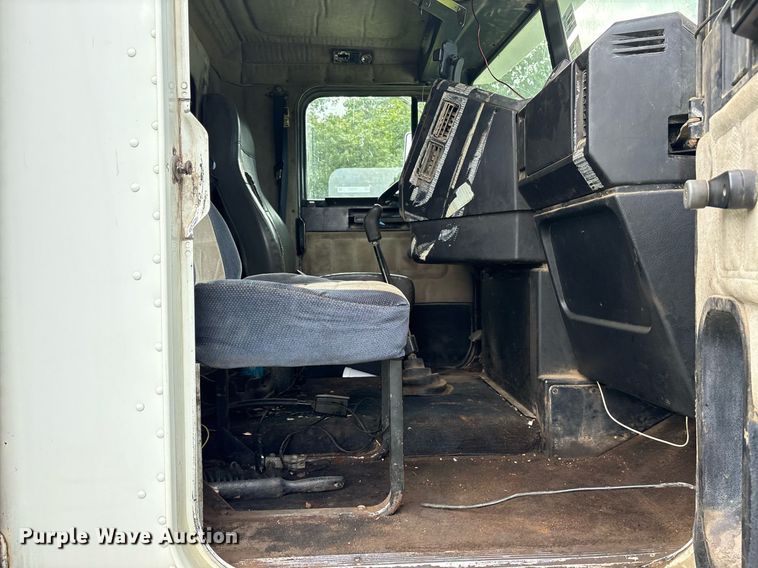 image for item DY0749 1995 Freightliner FLD 120 dump truck