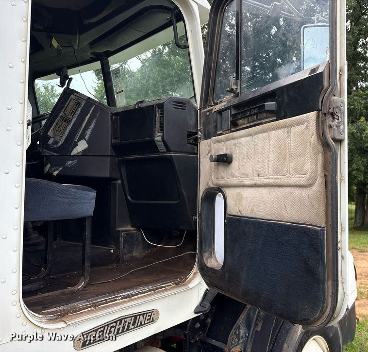 image for item DY0749 1995 Freightliner FLD 120 dump truck