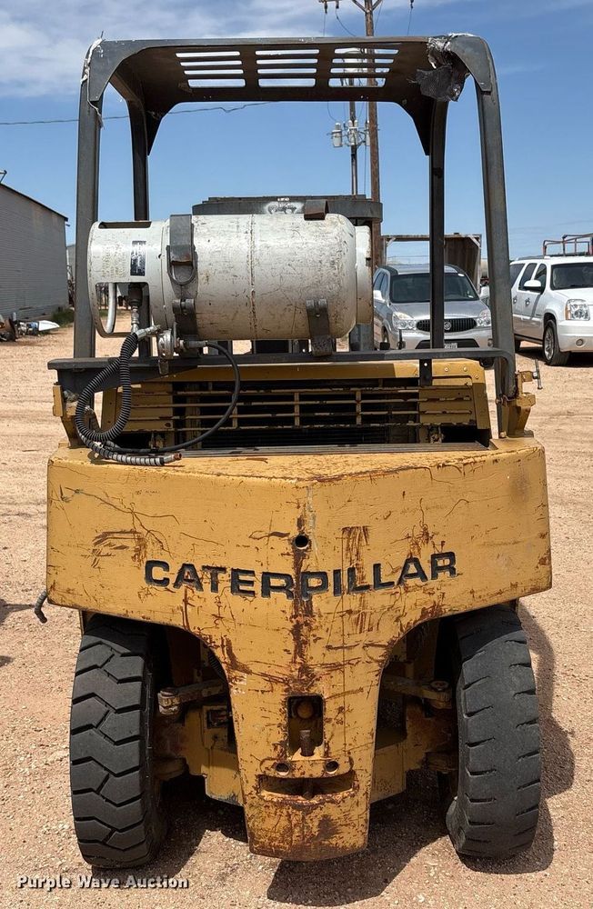 image for item DY2495 Caterpillar forklift