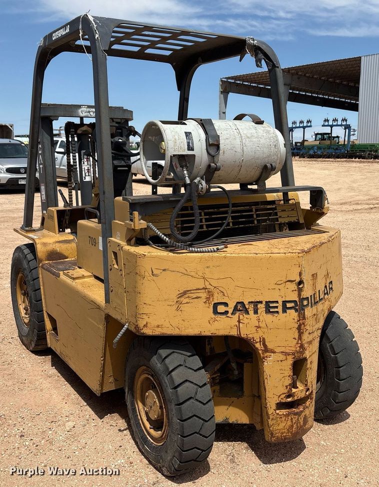 image for item DY2495 Caterpillar forklift