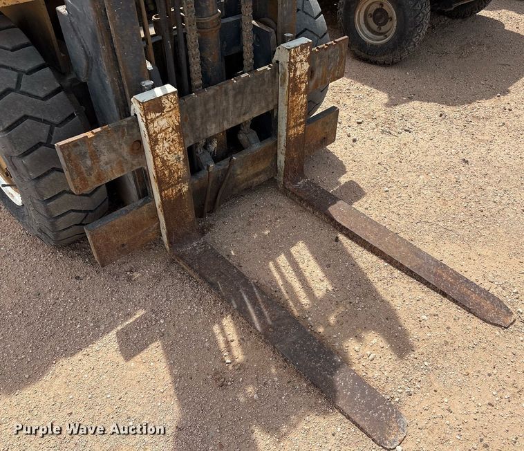 image for item DY2495 Caterpillar forklift