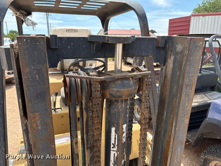 image for item DY2495 Caterpillar forklift