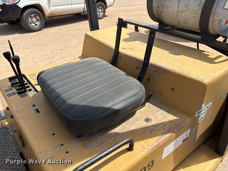 image for item DY2495 Caterpillar forklift