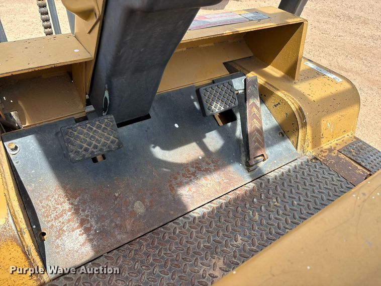 image for item DY2495 Caterpillar forklift