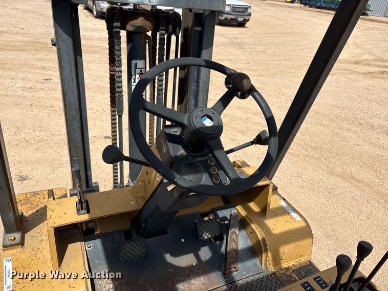 image for item DY2495 Caterpillar forklift