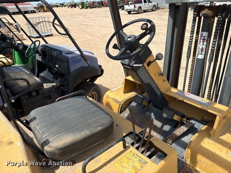 image for item DY2495 Caterpillar forklift