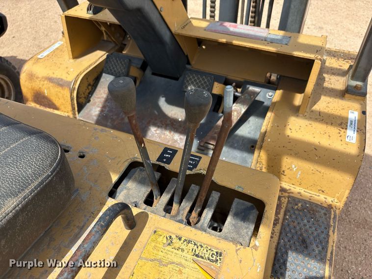 image for item DY2495 Caterpillar forklift
