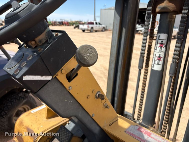 image for item DY2495 Caterpillar forklift