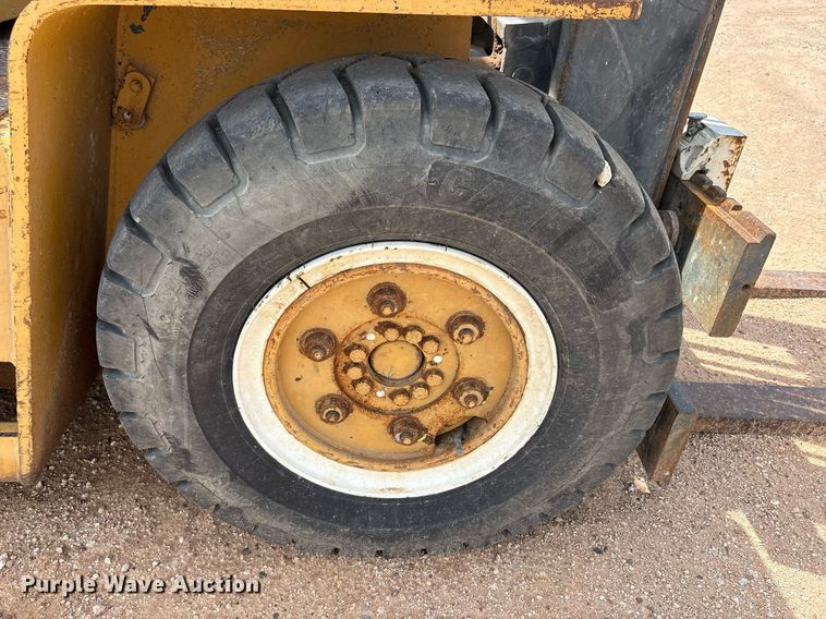 image for item DY2495 Caterpillar forklift