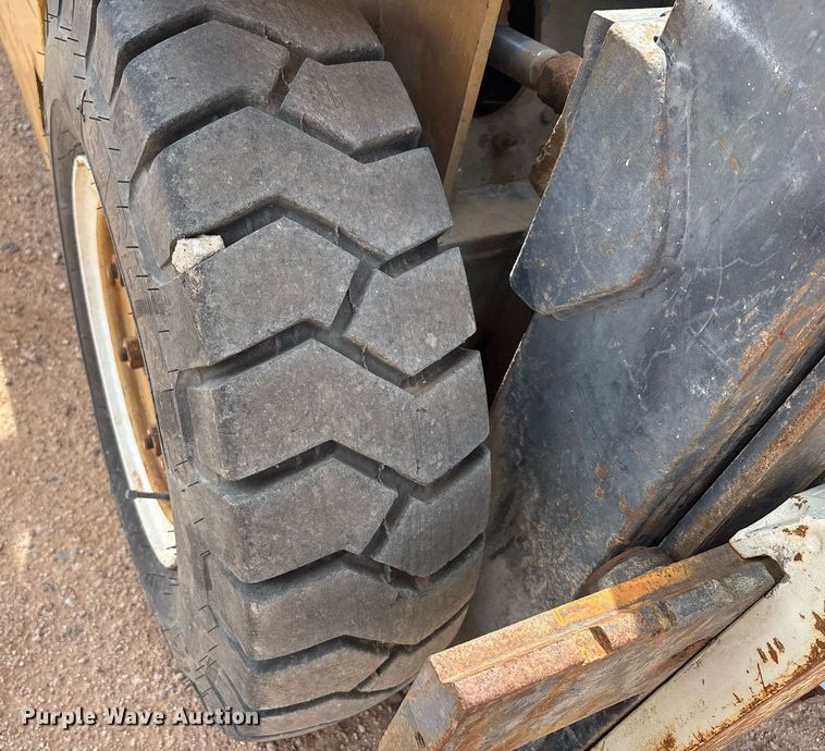 image for item DY2495 Caterpillar forklift