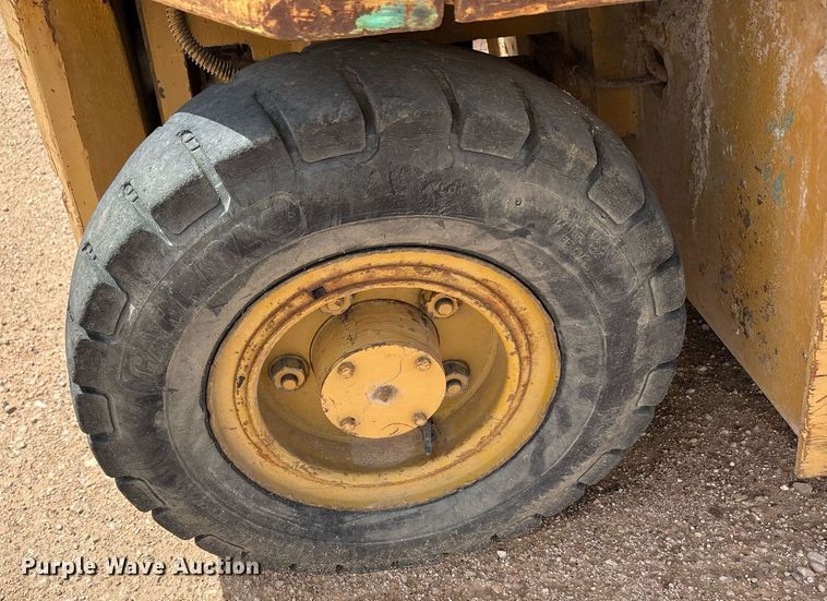 image for item DY2495 Caterpillar forklift