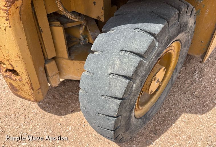 image for item DY2495 Caterpillar forklift