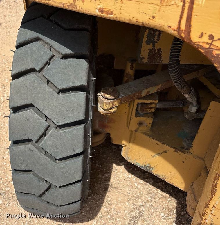 image for item DY2495 Caterpillar forklift