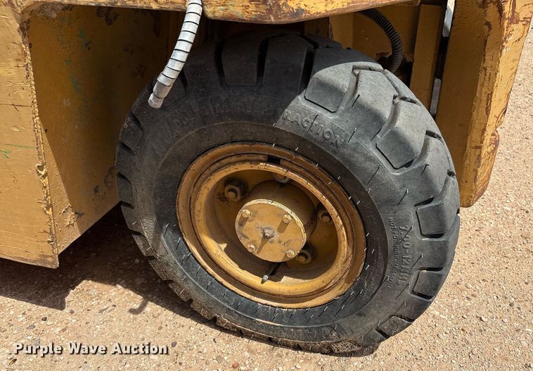 image for item DY2495 Caterpillar forklift