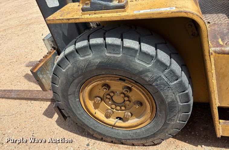 image for item DY2495 Caterpillar forklift